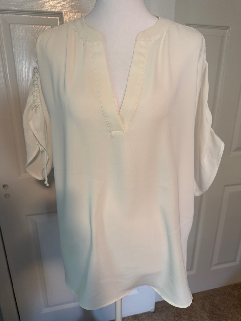 Tahari Women's Cream Split-Neck Short Sleeve Blouse - Medium